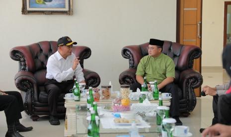 Gubernur Babel Erzaldi Rosman (kanan) menyambut kedatangan Menteri Koordinator (Menko) Bidang Pembangunan Masyarakat dan Kebudayaan (PMK) Muhadjir Effendy. 