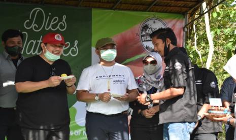 Gubernur Babel Erzaldi Rosman mengucapkan terima kasih kepada Komunitas Pecinta Lingkungan Bujang Squad karena membantu menjaga kawasan Bukit Mangkol.