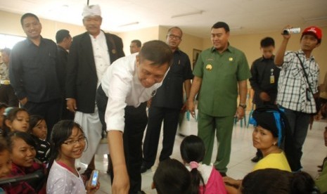 Gubernur Bali I Made Mangku Pastika (dua kiri) dan Gubernur Lampung Sjachroedin ZP (dua kanan) mengunjungi pengungsi di Sekolah Polisi Negara (SPN) Kemiling, Bandarlampung, Selasa (6/11). 