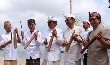 Gubernur Bali I Wayan Koster, Bupati Klungkung I Nyoman Suwirta, Wakil Gubernur Bali Tjokorda Oka Artha Ardana Sukawati, Sekretaris Daerah Bali Dewa Made Indra, Tenaga Ahli Bidang Pemasaran dan Kerjasama Kementerian Republik Indonesia I Gede Pitana (kiri ke kanan).