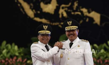 Gubernur Bali I Wayan Koster (kiri) bersama Wakil Gubernur Tjokorda Oka Artha Ardhana Sukawati (kanan) melakukan salam komando usai pelantikan di Istana Negara, Jakarta, Rabu (5/9).