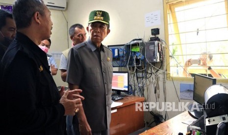 Gubernur Bali, Made Mangku Pastika memantau kondisi terkini Gunung Agung di Pos Pantau Rendang, Karangasem, Senin (27/11).