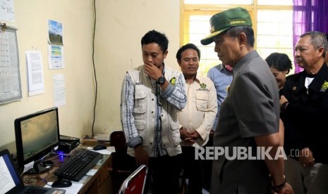 Governor of Bali, Made Mangku Pastika oversees latest development on Mount Agung eruption at Monitoring Post Rantau Rendang, Karangasem, Bali, on Monday (November 27).