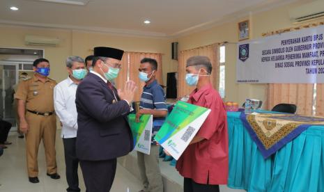 Gubernur Bangka Belitung (Babel) Erzaldi Rosman secara simbolis serahkan Kartu BPJS Ketenagakerjaan kepada keluarga Program Keluarga Harapan (PKH) di Ruang Serbaguna Kantor Kecamatan Pangkalan Baru Kabupaten Bangka Tengah, Senin (5/10).