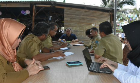 Gubernur Bangka Belitung, Erzadi Rosman menggelar rapat terbatas di Cafe Pantai Batu Bedaun Sungailiat Kabupaten Bangka, Selasa (2/1).  