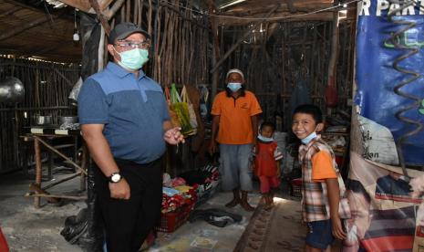 Gubernur Bangka Belitung Erzaldi Rosman bersama Lembaga Zakat, Infaq, dan Sadaqah Muhammadiyah (Lazismu) Bangka Selatan dan masyarakat sekitar menyelesaikan bantuan rumah layak huni agar Darsono bersama istri dan delapan orang anaknya dapat menempati rumah yang layak.