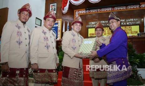 Gubernur Bangka Belitung, Erzaldi Rosman Djohan (baju biru)