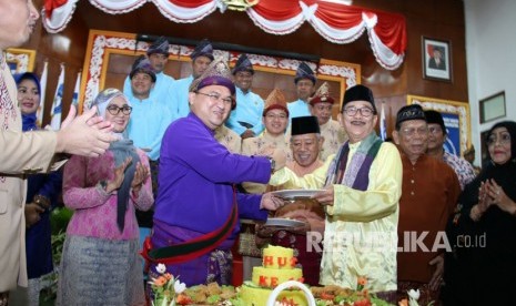  Gubernur Bangka Belitung, Erzaldi Rosman Djohan (baju biru) menyerahkan kue tumpeng ke Gubernur Babel Pertama Hudarni Rani saat pesta perayaan Hari Jadi Provinsi Bangka Belitung ke-17  di Ruang Sidang Paripurna DPRD Provinsi Kepulauan Bangka Belitung, Selasa (21/11).