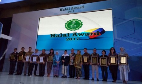 Gubernur Bangka Belitung Erzaldi Rosman Djohan meraih penghargaan pariwisata halal dalam kontestasi Halal Award 2017.