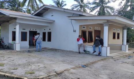 Gubernur Bangka Belitung, Erzaldi Rosman menginstruksikan Gugus Tugas Percepatan Penanganan COVID-19 bertindak tegas kepada para pengguna gelang dan terdata dalam aplikasi fightcovid19 yang masih melanggar peraturan. 