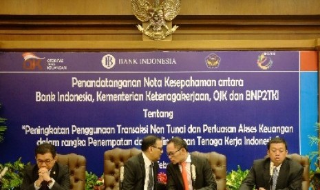 Gubernur Bank Indonesia Agus D.W. Martowardojo (dua kiri), bersama Menteri Tenaga Kerja Hanif Dhakiri (dua kanan), Ketua Dewan Komisioner OJK Muliaman D. Hadad (kiri), dan Kepala Badan Nasional Penempatan dan Perlindungan Tenaga Kerja Indonesia (BNP2TKI) N