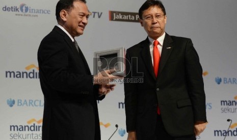 Gubernur Bank Indonesia. Agus D.W. Martowardojo (kiri), dan Direktur Utama PT Bank Mandiri Tbk Budi G Sadikin dalam acara Mandiri Investment Forum 2015 di Jakarta, Selasa 27/1). (Republika/ Yasin Habibi)