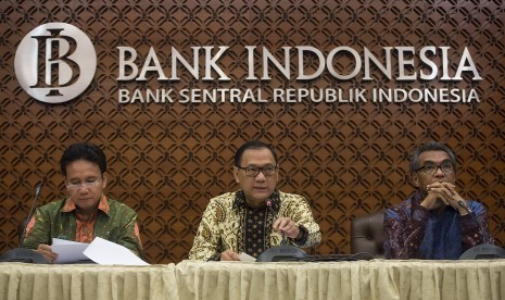 Gubernur Bank Indonesia Agus D.W. Martowardojo (tengah) bersama Deputi Gubernur Senior Mirza Adityaswara (kiri) dan Deputi Gubernur Ronald Waas (kanan) memberikan keterangan pers hasil Rapat Dewan Gubenur di Gedung Bank Indonesia, Jakarta, Selasa (17/11).