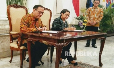 Gubernur Bank Indonesia Agus DW Martowardojo dan Menteri Luar Negeri Retno Marsudi melakukan perpanjangan kerja sama dalam menjaga persepsi internasional terhadap ekonomi Indonesia. 