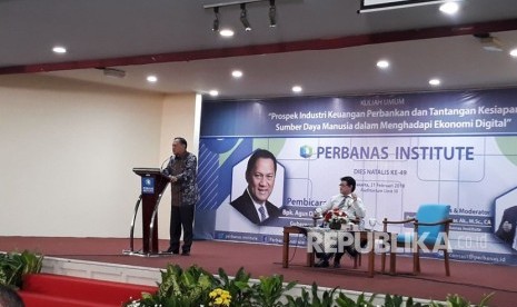 Gubernur Bank Indonesia, Agus DW Martowardojo, memberikan kuliah umum bertema Prospek Industri Keuangan Perbankan dan Tantangan Kesiapan Sumber Daya Manusia di dalam Menghadapi Ekonomi Digital, di Perbanas Institute, Jakarta, Rabu (21/2). 