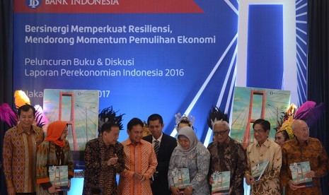 Gubernur Bank Indonesia Agus Martowardjojo (ketiga kiri) bertepuk tangan usai memberikan buku Laporan Perekonomian Indonesia (LPI) tahun 2016 kepada para tamu undangan dalam peluncuran buku tersebut di Bank Indonesia, Jakarta, Kamis (27/4). Bank Indonesia menyatakan optimismenya bahwa tingkat inflasi hingga menjelang puasa dan Lebaran 2017 tidak akan melonjak terlalu tinggi.