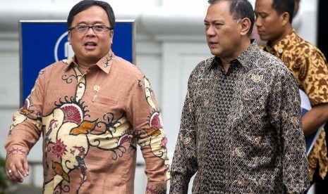 Gubernur Bank Indonesia Agus Martowardojo (kanan) berbincang dengan Menteri Keuangan Bambang Brodjonegoro (kiri) sambil berjalan usai mengikuti rapat kabinet terbatas di Kantor Kepresidenan, Jakarta, Kamis (28/1).