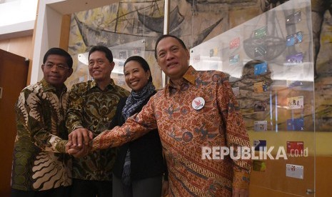 Gubernur Bank Indonesia Agus Martowardojo (kanan) bersama Menteri BUMN Rini Soemarno (kedua kanan), Menteri Sosial Idrus Marham (kiri) dan anggota Komisioner OJK Heru Kristiyana (kedua kiri) meluncurkan bersama kartu berlogo Gerbang Pembayaran Nasional (GPN) di Jakarta, Kamis (3/5).