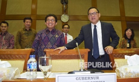 Gubernur Bank Indonesia Agus Martowardojo bersama Ketua Dewan Komisioner OJK Muliaman D Hadad saat mengikuti Rapat Dengar Pendapat (RDP) dengan Komisi XI DPR di Kompleks Parlemen, Senayan, Jakarta, Senin (25/4). (Republika/Rakhmawaty La'lang)