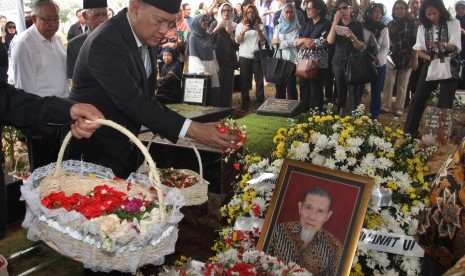 Gubernur Bank Indonesia Agus Martowardojo (kiri) menabur bunga ketika prosesi pemakaman almarhum Menteri Keuangan tahun 1968-1983 Ali Wardhana di Taman Pemakaman Umum (TPU) Tanah Kusir, Jakarta, Selasa (15/9).