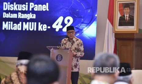 Gubernur Bank Indonesia Agus Martowardojo memberikan sambutan saat membuka diskusi panel MUI dengan tema Peran Ekonomi Syariah dalam Arus Baru Ekonomi Indonesia di Gedung Bank Indonesia, Jakarta, Senin (24/7).