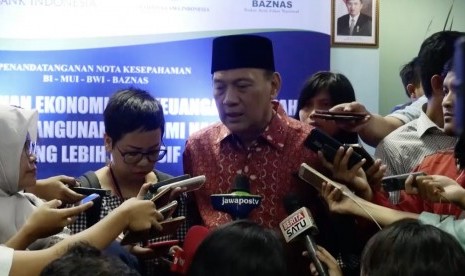 Gubernur Bank Indonesia Agus Martowardojo saat diwawancara wartawan.