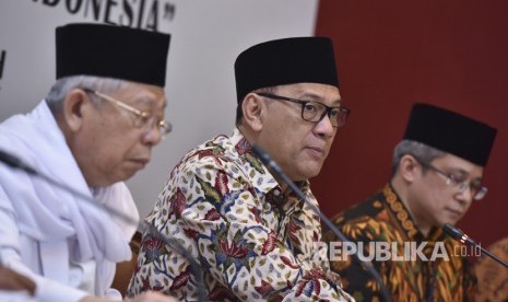 Gubernur Bank Indonesia Agus Martowardojo (tengah) bersama Ketua Majelis Ulama Indonesia (MUI) Ma'ruf Amin (kiri) dan Plt Direktur Departemen Ekonomi Syariah BI Dadang Muljawan memberikan keterangan pers seusai membuka diskusi panel MUI dengan tema Peran Ekonomi Syariah dalam Arus Baru Ekonomi Indonesia di Gedung Bank Indonesia, Jakarta, Senin (24/7).