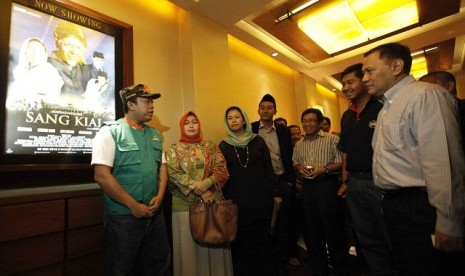 Gubernur Bank Indonesia bersama Yenni Wahid dan Maruarar Sirait Nonton film Sang Kyai di Plaza Senayan, Kamis (6/6)