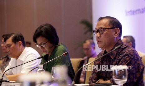 Gubernur Bank Indonesia (BI) Agus Martowardojo ( kanan), bersama World Bank Vice President and Corporate Secretary Yvonne Tsikata, Secretary of the Fund and the International Monetary and Financial Committee Jianhai Lin,Menteri Koordinator Bidang Kemaritiman Luhut Binsar Pandjaitan (ketiga kiri), Menteri Keuangan Sri Mulyani Indrawati, dan Menteri Komunikasi dan Informatika Rudiantara (dari kiri) saat menjawab pertanyaan media pada peluncuran situs resmi pertemuan tahunan International Monetary Fund- World Bank 2018 (AM 2018) usai rapat koordinasi di Nusa Dua, Bali, Jumat (25/8).