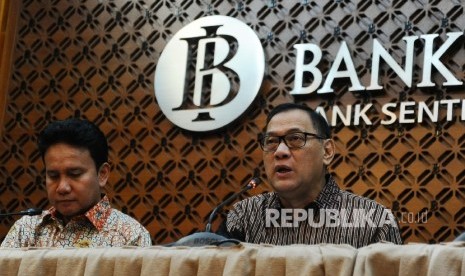 Gubernur Bank Indonesia (BI) Agus Martowardojo (kanan), Deputi Gubernur Senior Bank Indonesia Mirza Adityaswara (kiri) saat memberikan keterangan pers di Jakarta, Jumat (19/8) malam. (Republika/Tahta Aidilla)