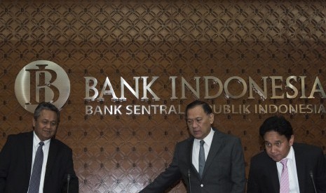 Gubernur Bank Indonesia (BI) Agus Martowardojo (tengah) didampingi Deputi Gubernur BI Perry Warjiyo (kiri), dan Deputi Gubernur BI Mirza Adityaswara (kanan) bersiap memberi keterangan pers seusai rapat dewan gubernur di Bank Indonesia, Jakarta, Kamis (17/1