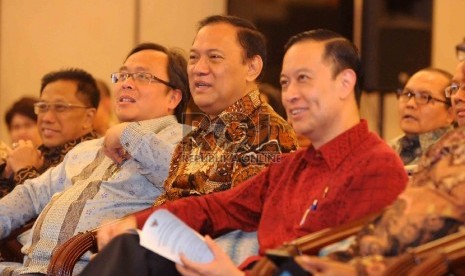 Gubernur Bank Indonesia (BI) Agus Martowardojo (tengah) serta Menteri Keuangan Bambang Brodjonegoro (kiri) dan Menteri Perdagangan, Thomas Lembong (kanan) menghadiri peresmian Forum Sistem Pembayaran Indonesia (FSPI) di Bank Indonesia, Jakarta, Kamis (27/8