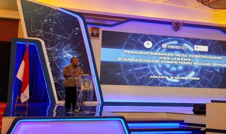 Gubernur Bank Indonesia (BI) Perry Warjiyo menandatangi Nota Kesepahaman dengan Kemenaker dan Badan Nasional Sertifikasi Profesi di Gedung Bank Indonesia, Jakarta, Senin (9/3). 