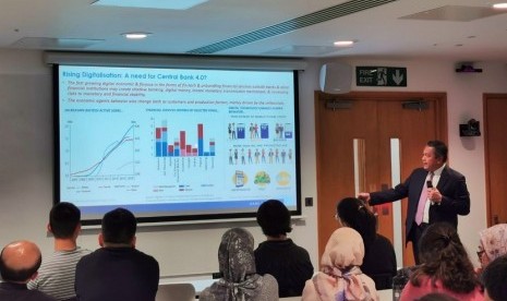 Gubernur Bank Indonesia (BI) Perry Warjiyo saat memberikan kuliah umum di London School of Economics (LSE), London, Inggris, Selasa (11/2).