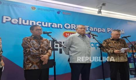 Gubernur Bank Indonesia (BI) Perry Warjiyo (tengah), Menteri Perhubungan Dudy Purwagandhi (kanan), dan Gubernur DKI Jakarta Pramono Anung (kiri) dalam acara peluncuran QRIS tanpa pindai di MRT Bundaran HI, Jakarta Pusat, Jumat (14/3/2025).