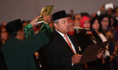 Bank Indonesia Governor Perry Warjiyo (right) states his oath of office at the Supreme Court's Building in Jakarta, Thursday.