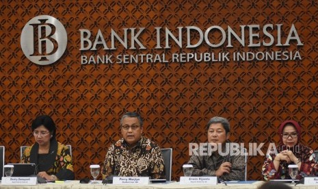 Gubernur Bank Indonesia Perry Warjiyo (kedua kiri), didampingi Deputi Gubernur Senior Destry Damayanti (kiri), Deputi Gubernur Erwin Rijanto (kedua kanan) dan Rosmaya Hadi, memberikan keterangan pers mengenai langkah kebijakan untuk menjaga stabilitas moneter dan keuangan akibat dampak virus corona di Gedung Bank Indonesia, Jakarta, Senin (2/3/2020).(Antara/Indrianto Eko Suwarso)