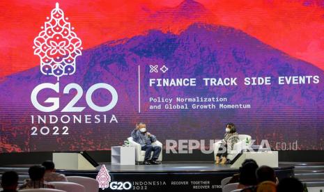 Gubernur Bank Indonesia Perry Warjiyo (kiri) menyampaikan pandangannya saat seminar Pertemuan Tingkat Menteri Keuangan dan Gubernur Bank Sentral G20 atau Finance Ministers and Central Bank Governors (FMCBG) G20 di Jakarta Convention Center, Jakarta, Sabtu (19/2/2022). Seminar tersebut bertemakan 