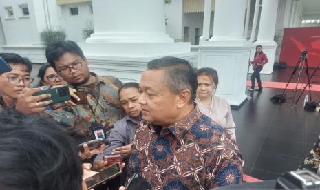 Gubernur Bank Indonesia Perry Warjiyo memberikan keterangan kepada wartawan di Istana Kepresidenan, Jakarta, Selasa (16/4/2024). 