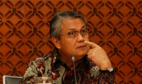 Gubernur Bank Indonesia Perry Warjiyo memberikan keterangan pers seusai mengadakan Rapat Dewan Gubernur Bank Indonesia di Jakarta, Jumat (29/6).