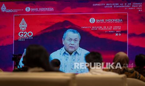 Gubernur Bank Indonesia Perry Warjiyo memberikan pemaparan secara daring saat kuliah umum atau Public Lecture G20 bertema Exit Strategy & Addressing Scarring Effect: Bangkit, Tumbuh dan Pulih Pascapandemi di Semarang, Jawa Tengah, Senin (21/3/2022). Kuliah umum yang diselenggarakan Bank Indonesia Institute (BINS) bersama Kantor Perwakilan Wilayah Bank Indonesia Jawa Tengah dan Ikatan Sarjana Ekonomi Indonesia (ISEI) Jawa Tengah tersebut mengulas strategi pemulihan ekonomi Indonesia pascapandemi sekaligus dalam rangka mendukung Presidensi G20 Indonesia. 