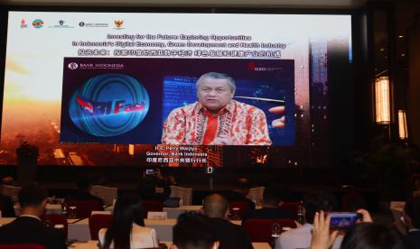 Gubernur Bank Indonesia Perry Warjiyo memberikan sosialisasi secara virtual tentang penyelesaian transaksi bilateral (Local Currency Settlement/LCS) kepada ratusan pengusaha China yang menghadiri Forum Bisnis Indonesia-China dI Guangzhou, Provinsi Guangdong, Senin (26/9/2022). Bank Indonesia dan Bank Negara Malaysia sepakat memperbarui perjanjian swap bilateral dalam mata uang lokal atau Local Currency Bilateral Swap Arrangement (LCBSA) hingga senilai delapan miliar ringgit Malaysia atau Rp 28 triliun. 