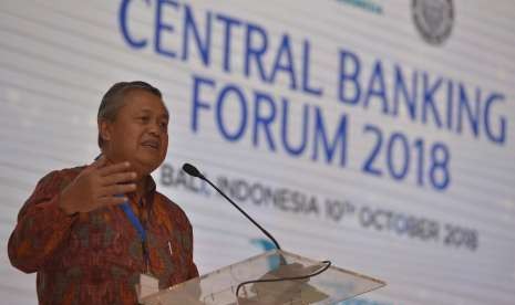 Gubernur Bank Indonesia Perry Warjiyo menyampaikan pandangannya dalam sesi Central Banking Forum 2018 pada Pertemuan Tahunan IMF - World Bank Group 2018 di Nusa Dua, Bali, Rabu (10/10).