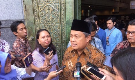 Gubernur Bank Indonesia, Perry Warjiyo menyampaikan update moneter setelah Shalat Jumat (31/5) di Masjid BI, Jakarta Pusat. 