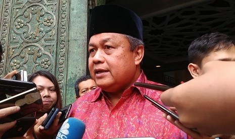 Gubernur Bank Indonesia, Perry Warjiyo seperti biasa menyampaikan perkembangan ekonomi mingguan setiap usai shalat Jumat di Masjid Bank Indonesia, Jakarta Pusat, Jumat (25/1). 