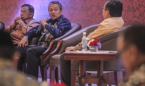 Gubernur Bank Indonesia Perry Warjiyo (tengah) bersama Menko Perekonomian Darmin Nasution (kiri), Menteri PPN/Kepala Bappenas Bambang Brodjonegoro (kanan) memberikan paparannya pada acara Sarasehan Nasional di Jakarta, Rabu (25/7). Acara yang merupakan rangkaian acara dari Rakornas Tim Pengendali Inflasi Daerah (TPID) 2018 tersebut mengambil tema 