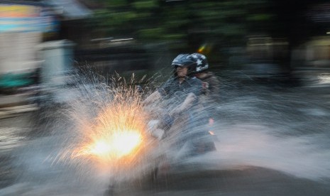 Kendaraan menerjang banjir di Panyileukan, Bandung, Jawa Barat, Jumat (3/5/2019). 