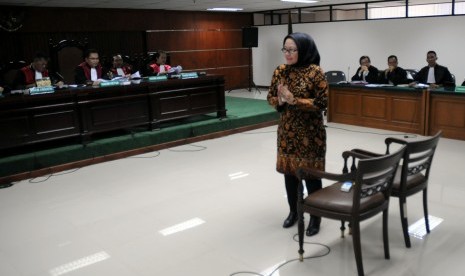 Gubernur Banten nonaktif, Ratu Atut Chosiyah (tengah) bersiap menjalani sidang kasus dugaan suap sengketa Pilkada Lebak, Banten di Pengadilan Tipikor, Jakarta, Kamis (24/7). Atut mengaku kepada majelis hakim bahwa dirinya pernah bertemu dengan Akil Mochtar