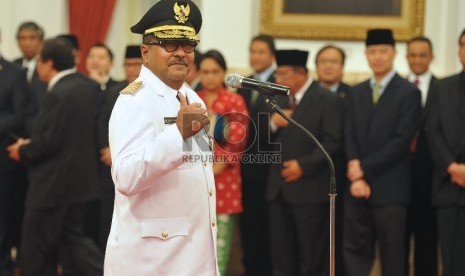 Gubernur Banten Rano Karno berpose untuk wartawan sebelum diambil sumpahnya saat acara pelantikan di Istana Negara, Rabu (12/8).