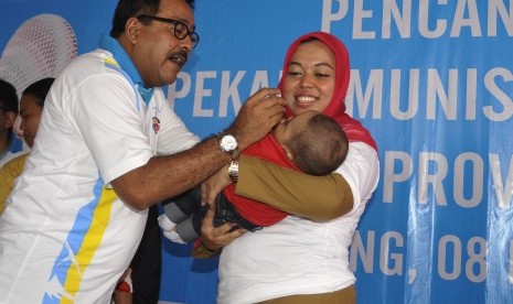 Gubernur Banten Rano Karno meneteskan vaksin polio pada balita di Posyanpin Banjar Agung, Cipocok, Serang, Banten, Selasa (8/3). 